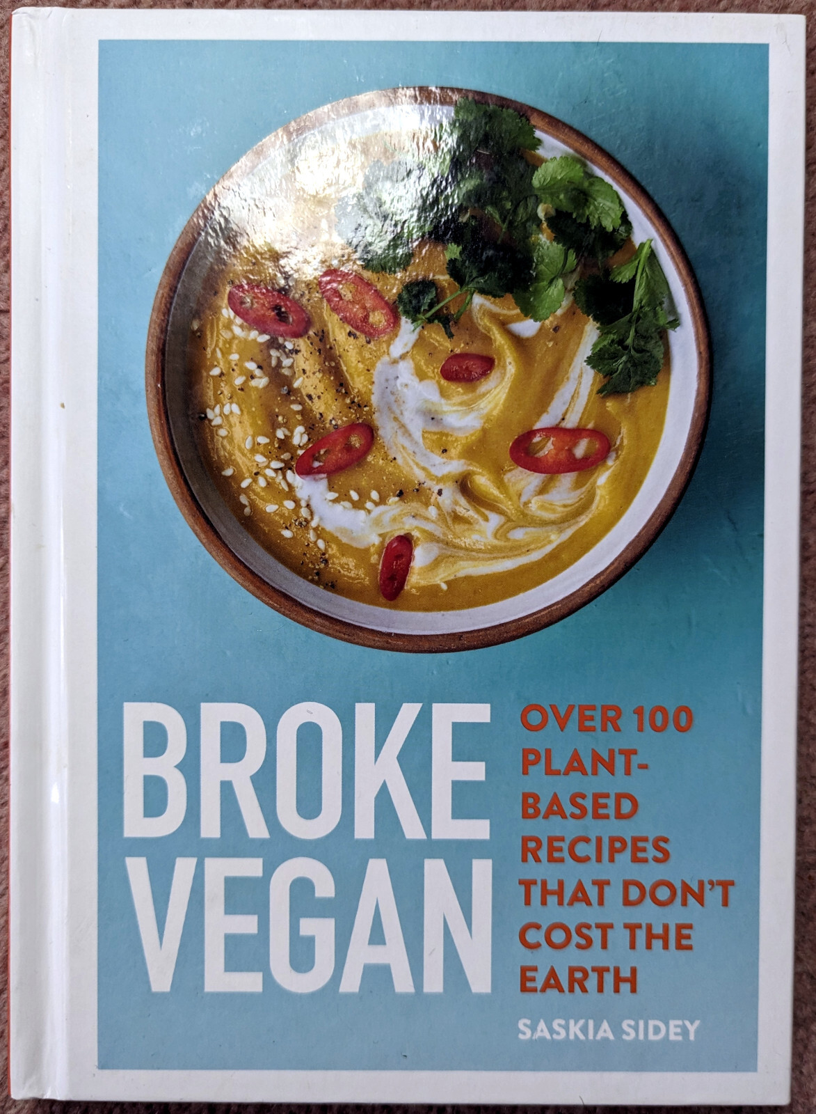 Broke Vegan: Over 100 Plant-Based Recipes... - Saskia Sidey (Hardcover, 2020)