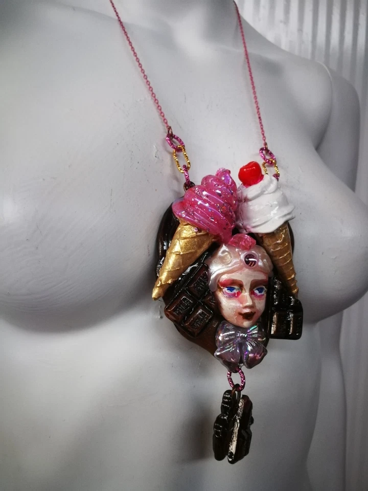 Joyería Art Deco Nuevo Muñeca Cabeza Escultura Colgante Chocolate Taza Pastel Helado Foto 4 de 4