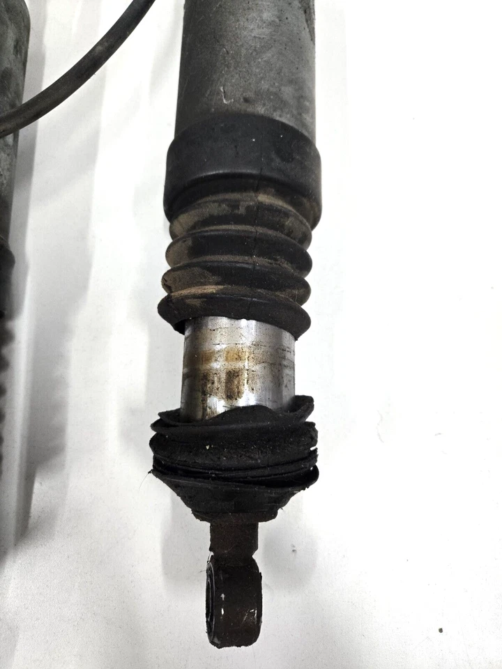 Juego de amortiguadores traseros Suzuki Cavalcade GV1400 1986 OEM PARA REPUESTOS Foto 2 de 4