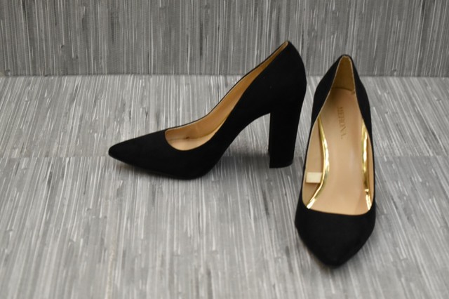 black pumps size 5.5