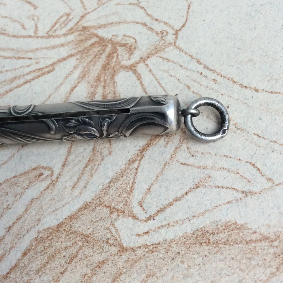 Ancien Porte Crayon Décor d'IRIS Argent Epoque 1900 Art Nouveau - Photo 4/4