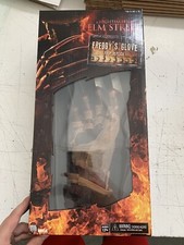 NECA Nightmare on Elm Street Guanti Forbici ‎di Freddy Krueger.