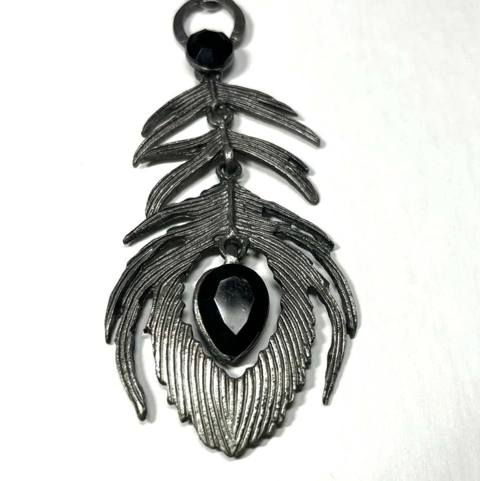 Colgante y cadena pluma de pavo real tono estaño 24" imitación piedras negras araña gótica Foto 3 de 4