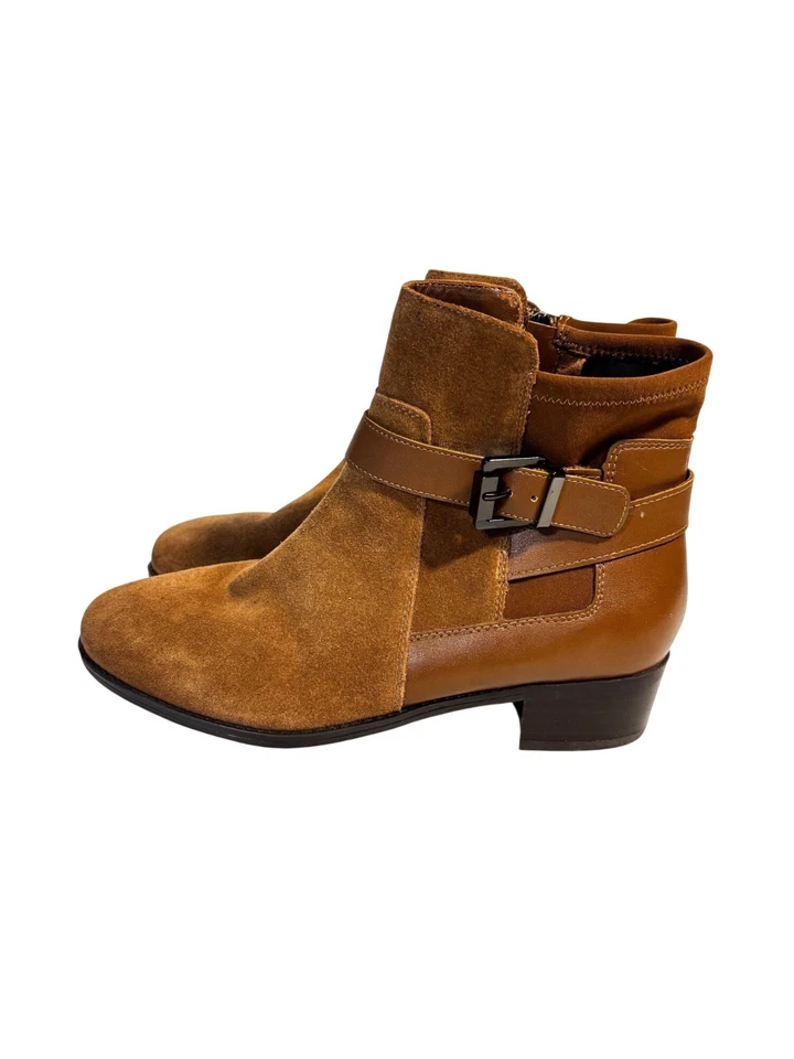 Botines Isaac Mizrahi marrón con detalle de hebilla y cremalleras laterales para mujer 7,5 W - Imagen 2 de 4