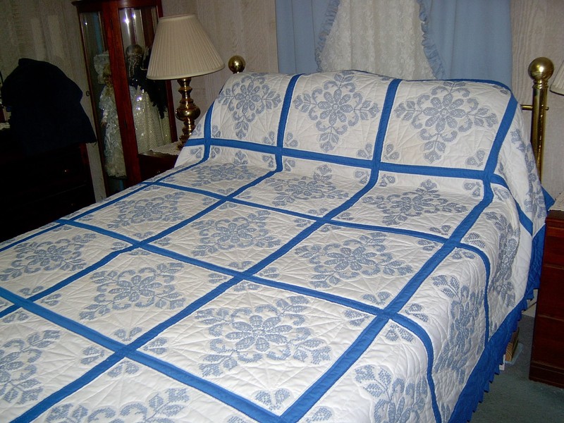 Amish Hand Made King/Queen Blue+White Embroidered Quilt 98 W x 109 L