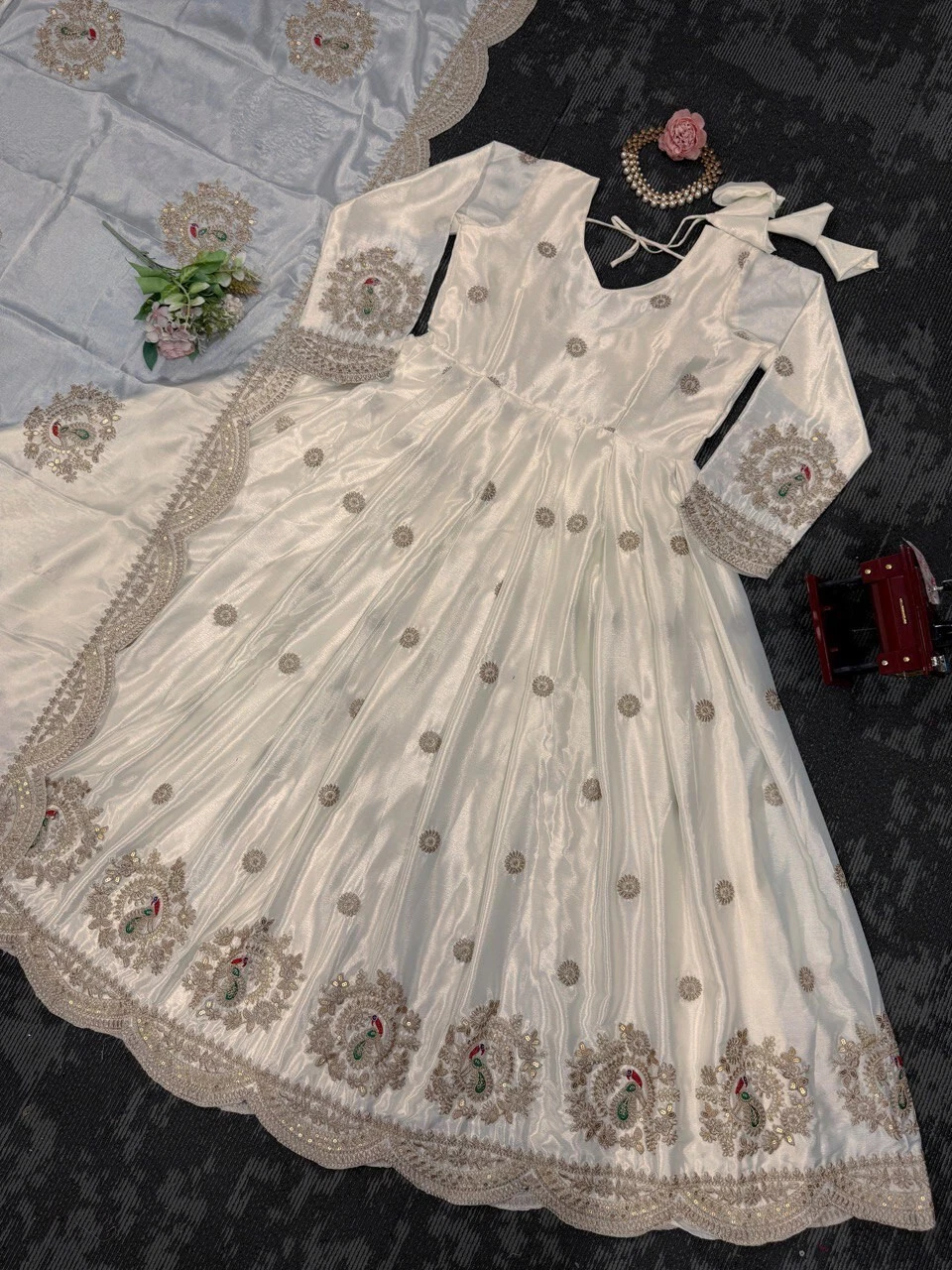 OFF WHITE Abito da sposa in seta chinon bianco sporco con dupatta per donna