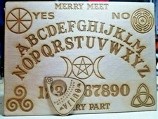 Tablero de ouija y plancheta de madera con símbolos Wicca grabados en madera