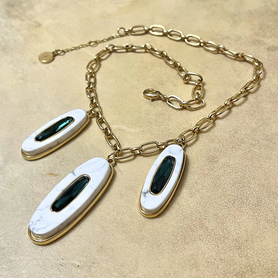 Collar Colgante Vince Camuto Howlita Piedras Preciosas, Estrás Verde y Tono Dorado Foto 2 de 4