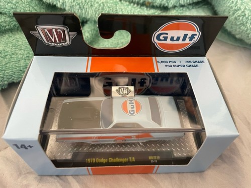 M2 Machines Walmart Exclusive Gulf 1970 Dodge Challenger T/A WMTS19 1:64 nuovo con scatola - Foto 3 di 5
