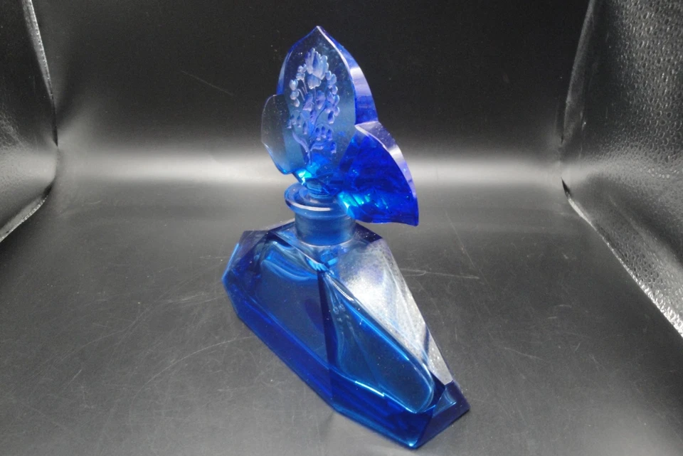Botella de perfume de cristal azul checo Art Deco vintage con tapón grande grabado Foto 2 de 4