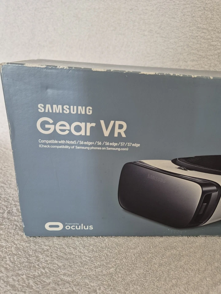 Samsung Gear VR Oculus Headset X2 SM-R322 white  - Image 2 of 4