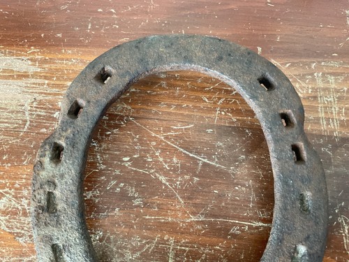 Ferro di cavallo vintage antico tondo chiuso ghisa metallo lunghezza 5 1/2” per 4 1/2” larghezza - Foto 3 di 6