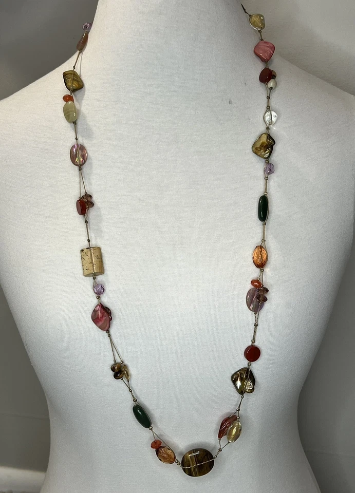 "Collar de 39"" cadena tono dorado conchas y piedras multicolor multicolor de Lia Sophia" Foto 2 de 4