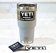 YETI Rambler 30 OZ con tapa deslizante magnética - gris granito nuevo con etiquetas