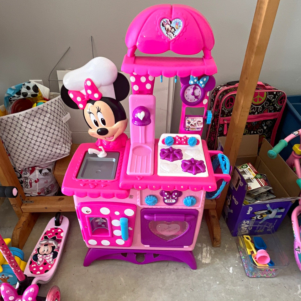 Items Sinki Disney Minnie Mouse Pink Plastic Kitchen Set w/ Oven Sink Accessories ...
