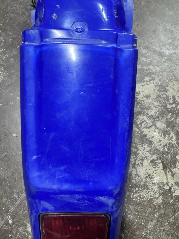 Guardabarros trasero Yamaha OEM WR400F CON LUZ TRASERA 1999 2000 2001 WR426F Foto 3 de 4