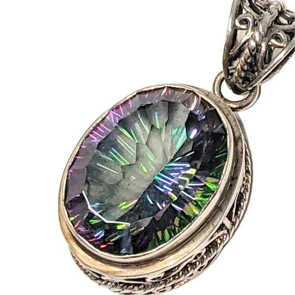 Juego de bisel de corte cuántico de 22,8 quilates con topacio místico colgante de filigrana de plata de ley de 1,5" Foto 2 de 4