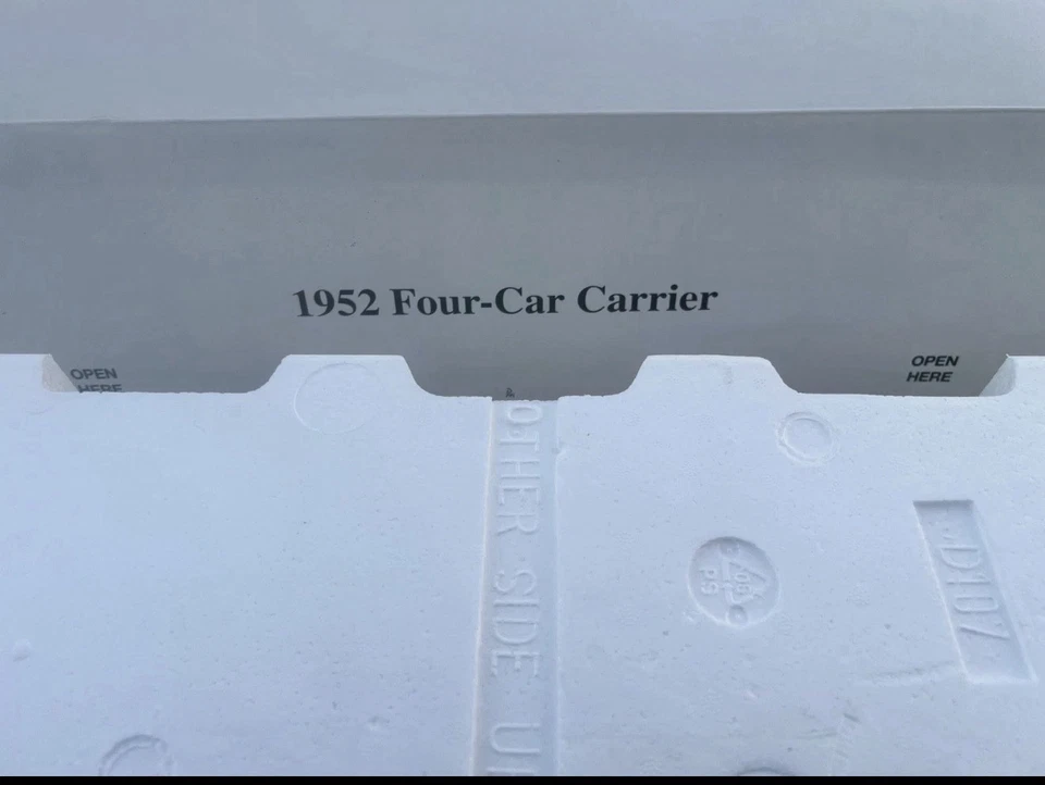 NUEVO EN CAJA - DANBURY COMO NUEVO 1952 CUATRO - PORTACOCHES - 1999 - amarillo - TODO EL PAPELEO Foto 2 de 4