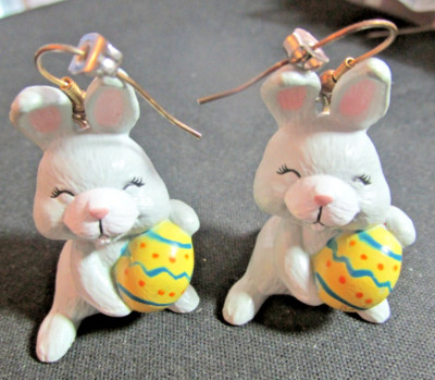 VTG Dangling Earrings Easter Bunny Holding Egg Easter Holiday Cuteness