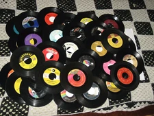 45rpm LOT OF 100..CRAFTS,DECO OR PLAY..MIXED LABELS & GENRES nice SEE PICS
