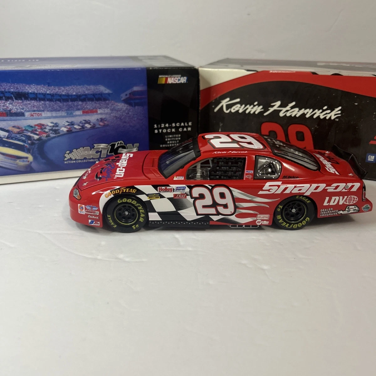 Preços baixos em Kevin Harvick 1:24 Carros de Corrida NASCAR