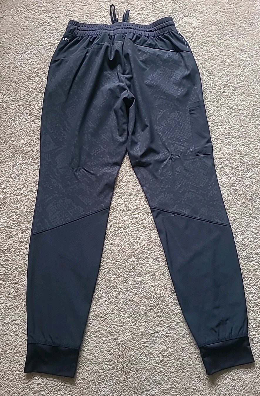 Barco One  Women's Scrub 2 PC Set Pewter Gray EUC, Top Size MED, Pants Small 