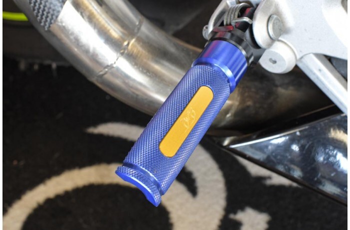 Repose-pieds pilote 9cm Aprilia Mana 850 grip antidérapant bleu et or - 3