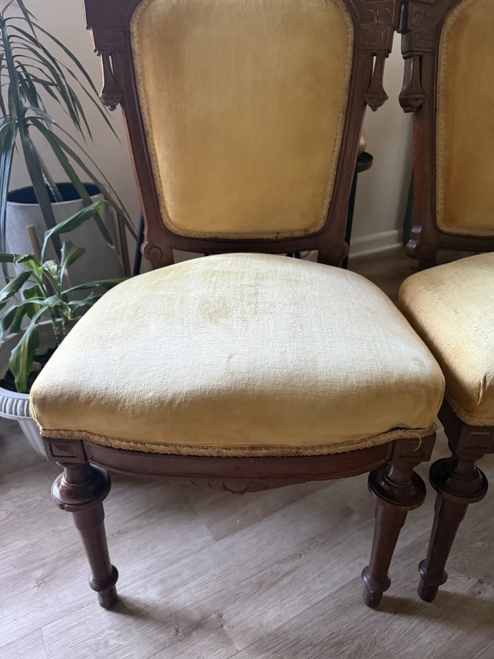 Dos sillas vintage talladas a mano tapizadas en madera adorno de encaje dorado amarillo Foto 3 de 4