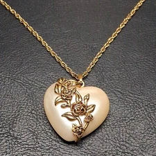 Vintage Necklace Faux Pearl Heart Shape Pendent Whit Gold Tone Flower. 16.152
