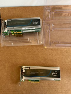 1x Intel SSDPEDMD800G4 DC P3700 Series 800GB HHHL NVMe PCIe Gen3 x4 SSD Card