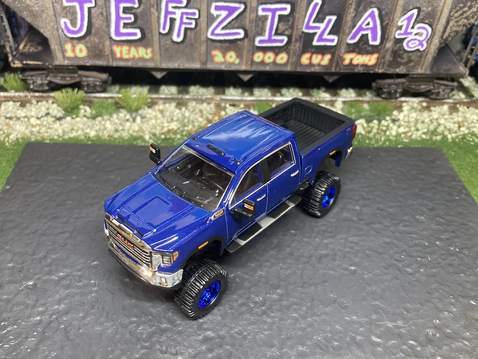 Camión GMC Sierra 2500 HD 2022 elevado 4x4 1/64 diecast personalizado Duramax Greenlight Foto 3 de 4