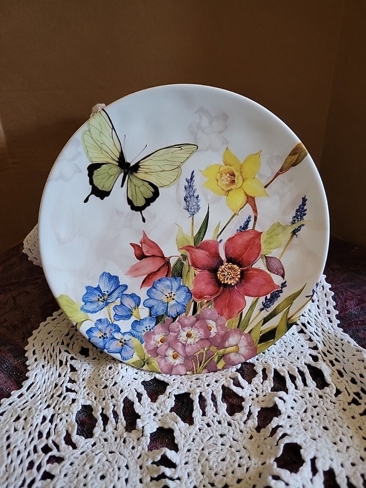 Pier 1 Imports Earthenwear Floural Boquet  9 In. Luncheon Plates 8 Ea.