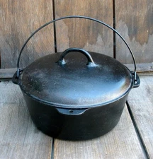 Vintage Unbranded #8 Cast Iron 3.5 Qt Dutch Oven Stock Pot Round Roaster & Lid