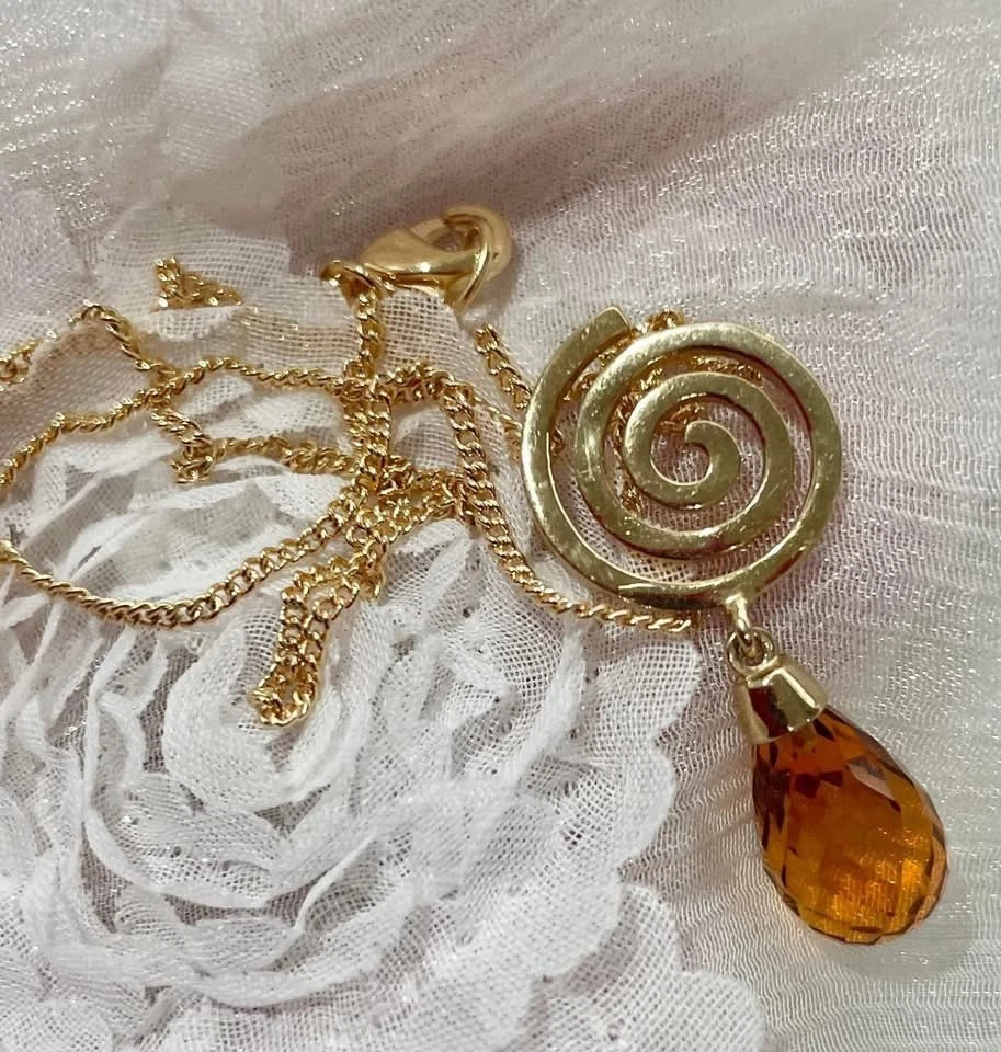 Pendientes briolette de citrino facetado de oro amarillo de 9 quilates Foto 4 de 4