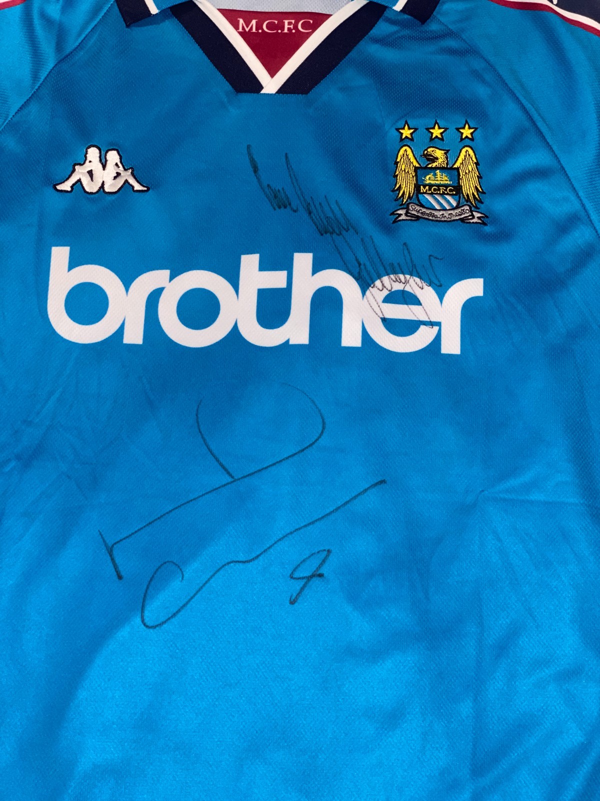 Camisa retro Manchester City firmada a mano por Oasis Duo Noel y Liam Gallagher + certificado de autenticidad