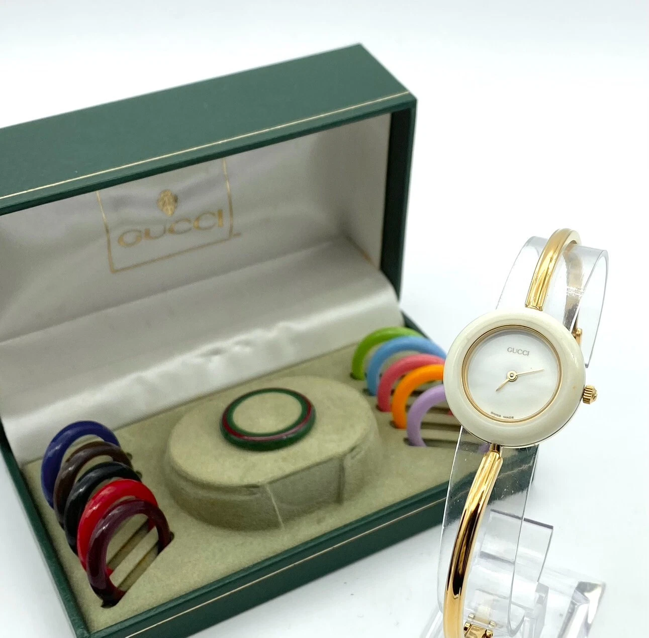 Montre femme Gucci lunette changeante 12 couleurs cadran blanc/or en boîte article fonctionnel