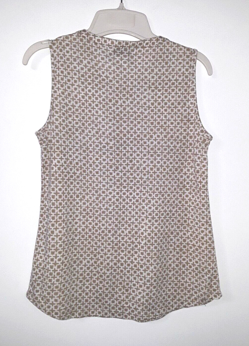 Liz Claiborne S sleeveless beige/white geometric henley rayon