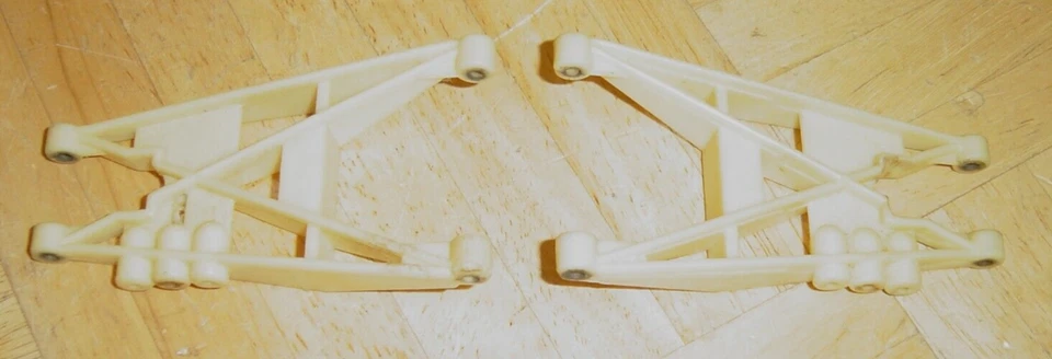 TEAM ASSOCIATED RC VINTAGE RC10T TRUCK REAR WHITE A-ARMS 7355 - Image 2 of 4