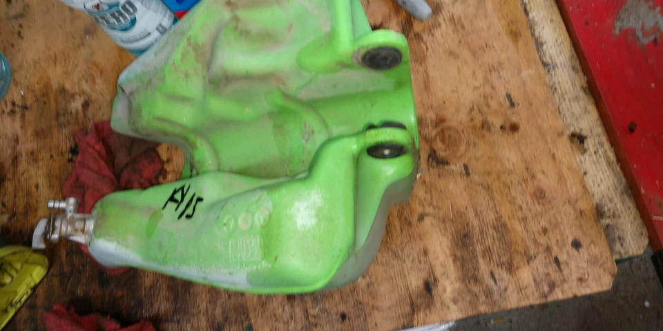 Kawasaki KX80 1985. Depósito de combustible de gas con llave de paso Foto 2 de 4