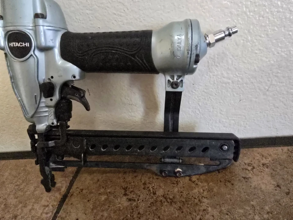 日立 Air Power Tool 1 1/2 英寸订书机枪 N 3804AB3(S) 70-120 Psi 仅工具 — 第 4/4 张图片