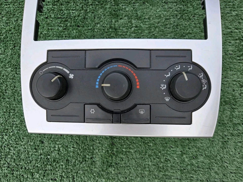 Dodge Charger Magnum 2005 06 07 radio bisel embellecedor con interruptor de control de clima de CA Foto 3 de 4