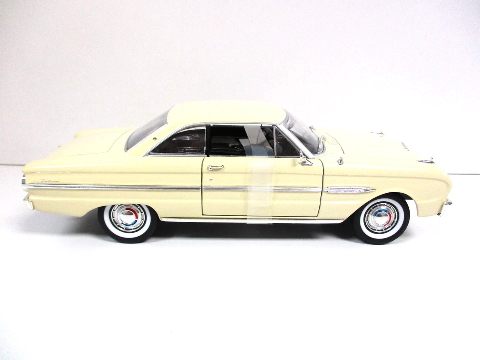 YAT MING - ROAD SIGNATURE -1963 1/2 FORD FALCON - 6 CYLINDER - 1/18 DIECAST READ - Image 2 of 4