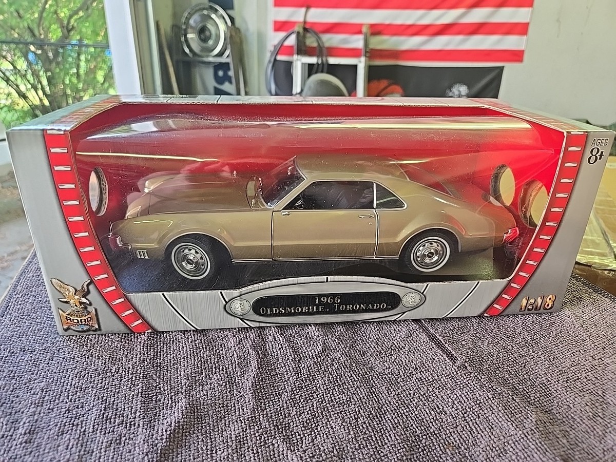 Oldsmobile Toronado 1966 – Miniature 1/18 Road Signature, Moulée Sous Pression, Neuve