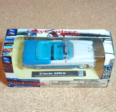 New Ray City Cruiser Oldsmobile Super 88 Modellauto 1:43 blau/weiß mit OVP
