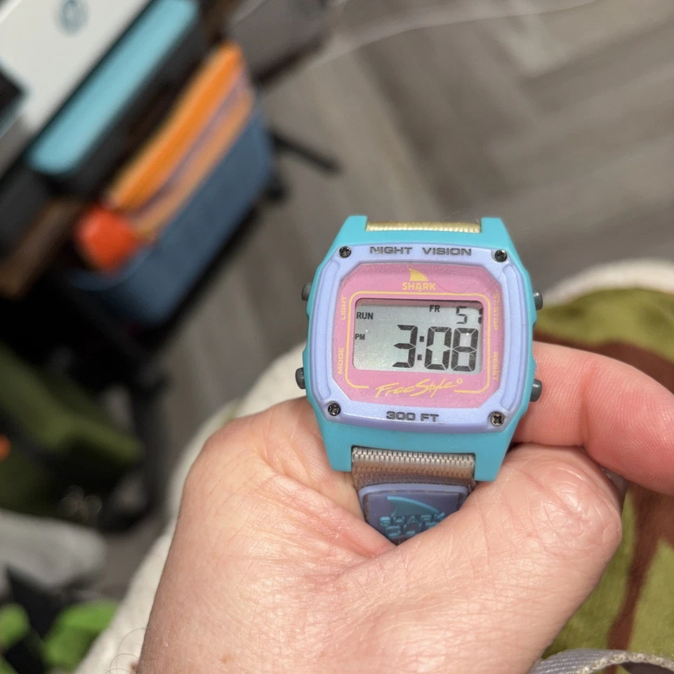 Reloj digital visión nocturna Shark FreeStyle 300 pies resistente al agua SOLO PARA REPUESTOS Foto 3 de 4