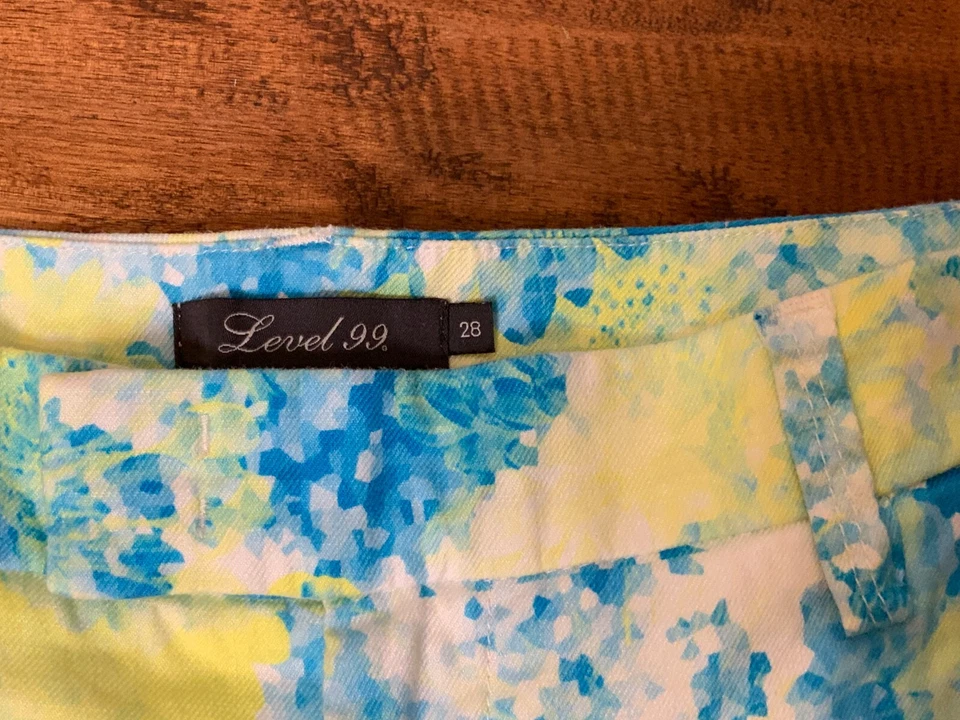 Pantalones Cortos Level 99 Azul, Blanco y Amarillo Floral Frente Plano, Talla 28 Foto 2 de 4