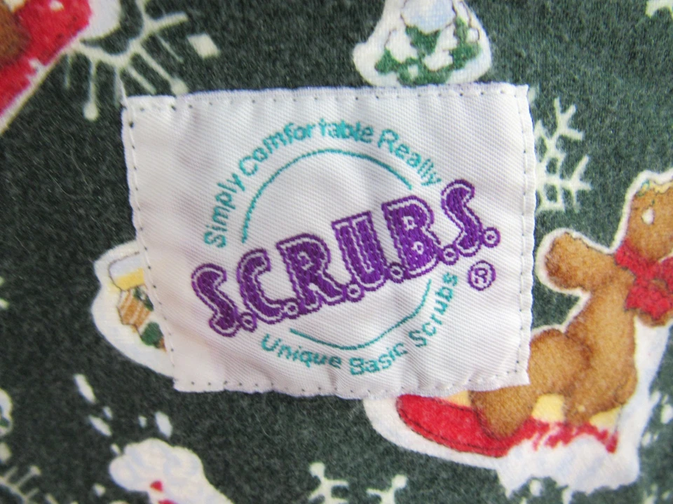 Blusa Médica de Franela SCRUBS Talla XL Verde Oso de Navidad Cuello en V Manga Corta Bolsillo Foto 3 de 4