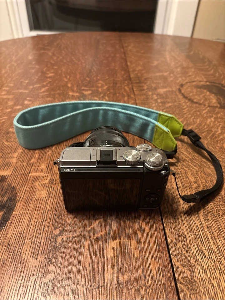 Cámara digital Canon EOS M6 24,2 MP plateada con lente EF-M 15-45 mm y estuche Foto 2 de 4