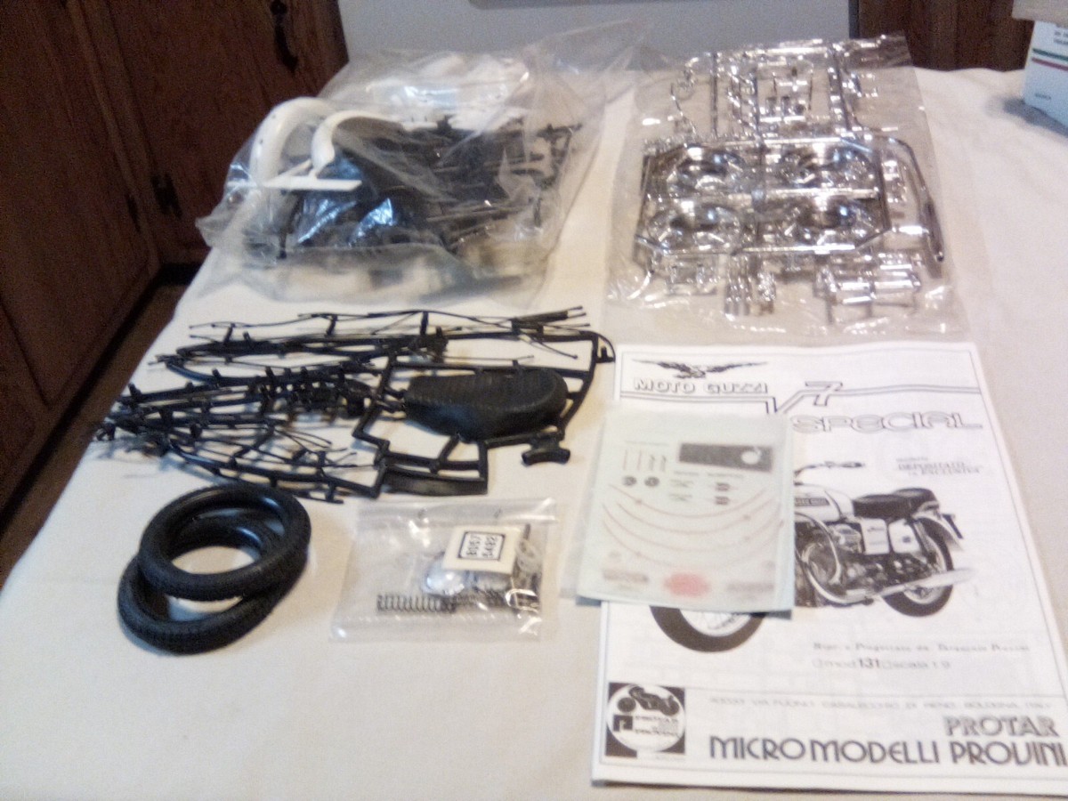 プロター 1/9 MOTOGUZZI V7 POLIZIA キット Protar Moto Guzzi V7 Police Type Motorcycle 1/9 Scale Model Kit