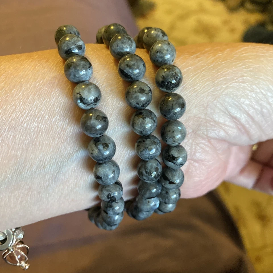 3 Strand Bracelet With Round Statement Piece In The Center. Dark. Grey - Imagem 4 de 4